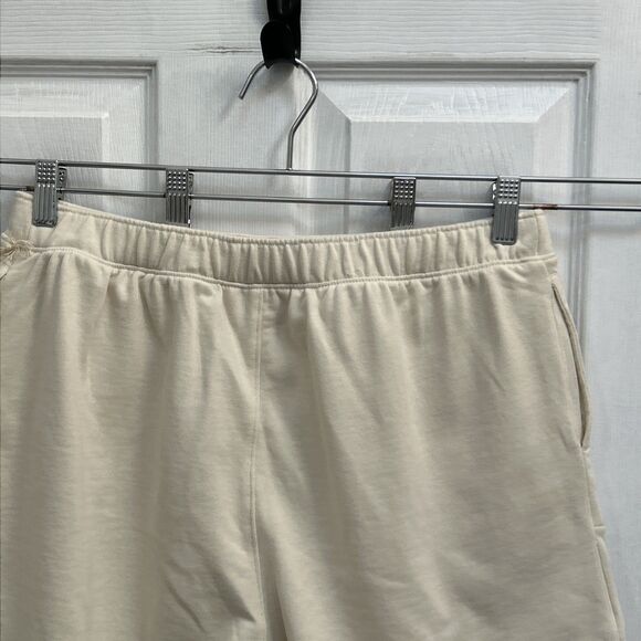 NWT Universal Thread Women's Cream Pocket Sweat Shorts Size Medium - Picture 12 of 16